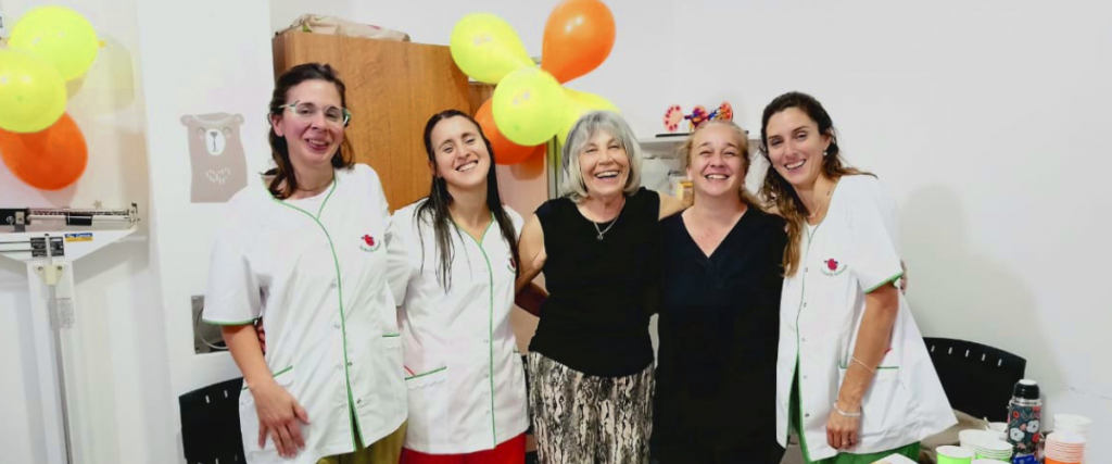 Alicia Sierro (centro), junto a sus residentes y el equipo de la Unidad de Nefrología Pediátrica del HMISR